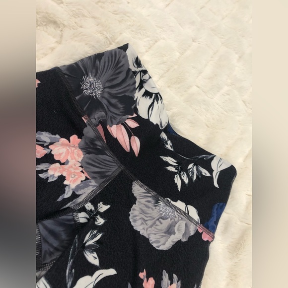Active by Old Navy size XS floral print design workout leggings w/ mesh detail - Picture 3 of 6